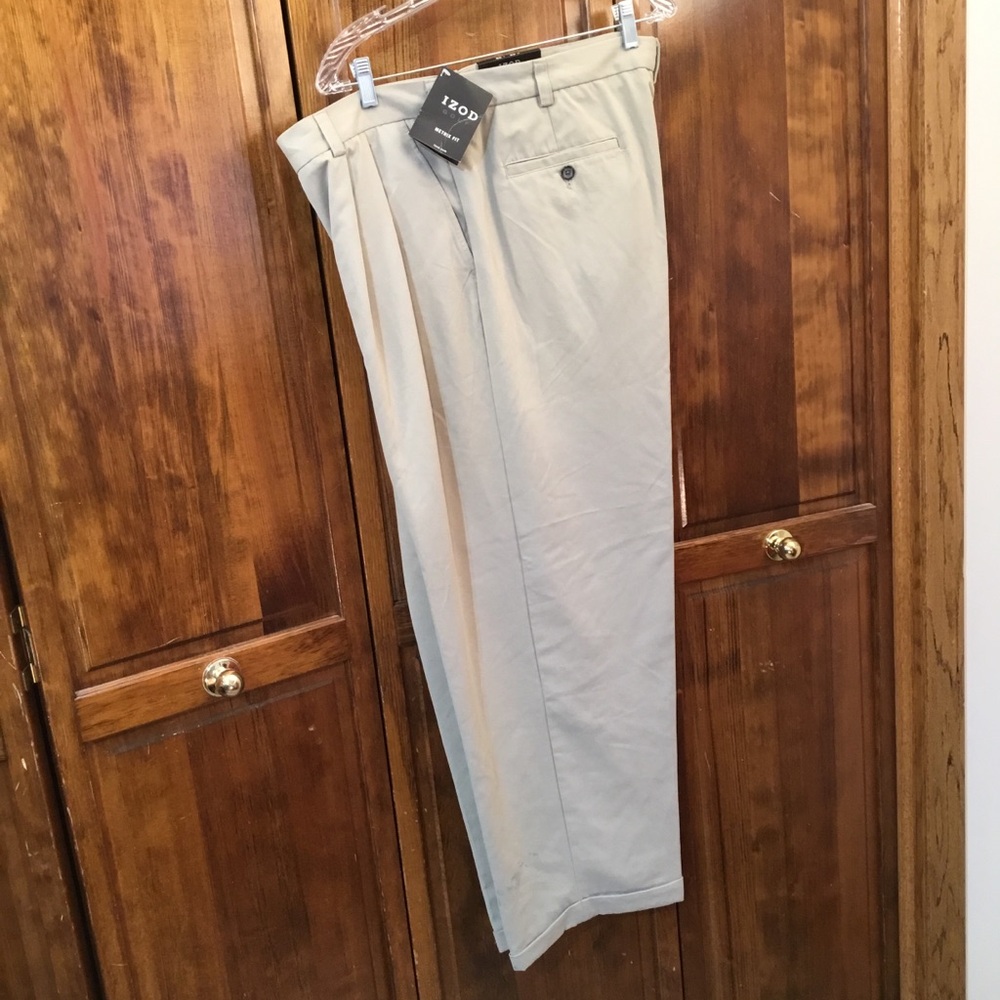 Izod Golf metrix fit pants. size 42/30, NWT, polyester, cuffed legs